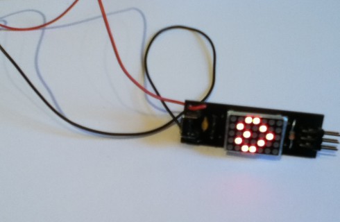Hacklace, ein Herz auf dem Bildschirm, dargestellt durch die LEDs